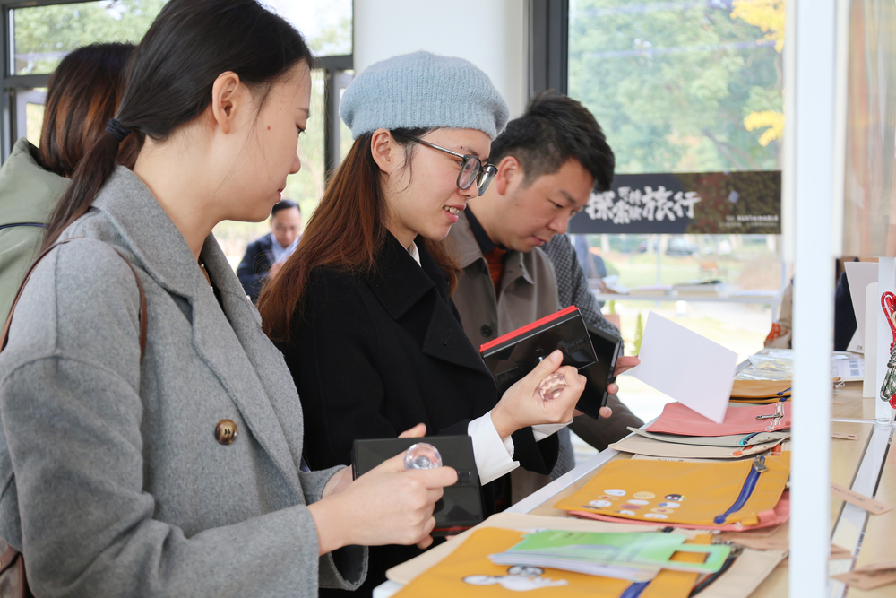 參觀上海對外經貿大學“校園書房（文旅）”